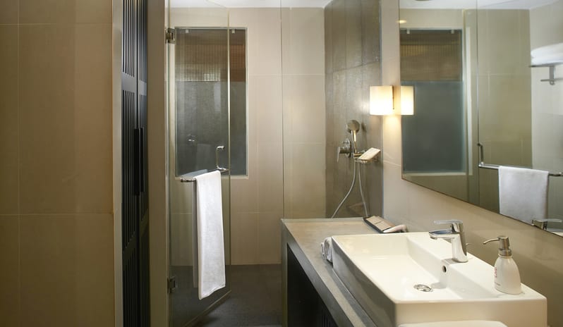 Indian-ocean-holidays-sri-lanka-thaala-bentota-resort-hotel-superior-bathroom